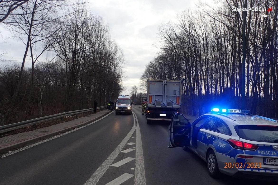 Zderzenie trzech samochodów osobowych i cieżarówki. Wśród poszkodowanych kobieta w ciąży