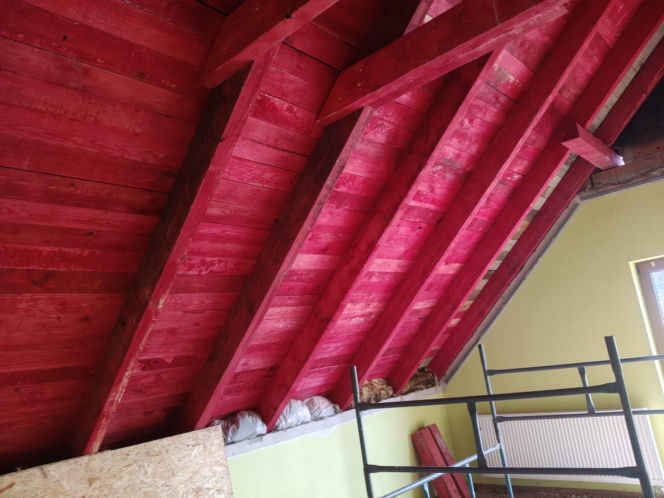 Dom Państwa Wysockich po pożarze - pierwsze prace to remont dachu