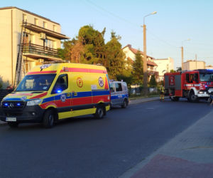 Dziecko wypadło z pierwszego piętra szeregowca przy ul. Chełmońskiego w Siedlcach