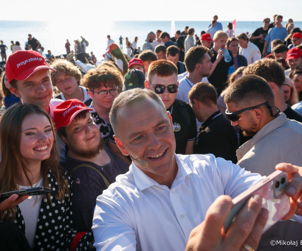 Karol Nawrocki robi selfie z młodzieżą w Juracie. O przerwanej konferencji prezydenta przeczytasz w serwisie Eska.