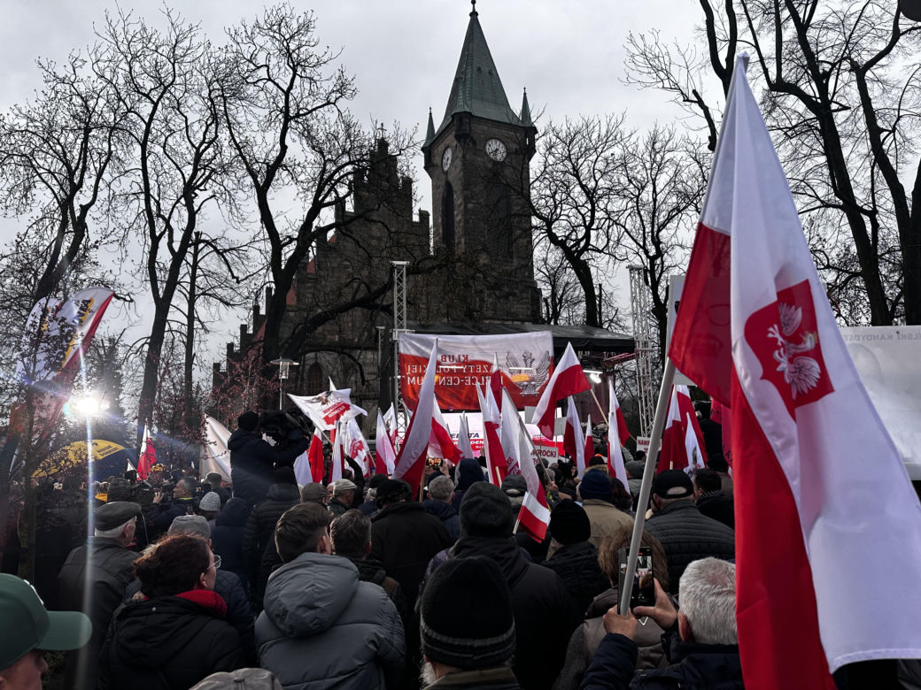 Chaos w Końskich. Dwie debaty prezydenckie, tłumy ludzi na rynku 