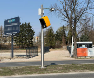 130 tys. zł na naprawy fotoradaru w Al. Jerozolimskich. Znowu został zniszczony. Monitoring nagrał wandala