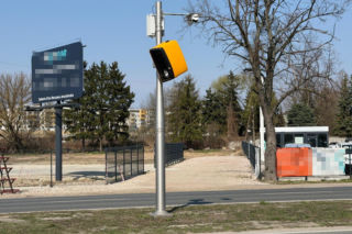 130 tys. zł na naprawy fotoradaru w Al. Jerozolimskich. Znowu został zniszczony. Monitoring nagrał wandala