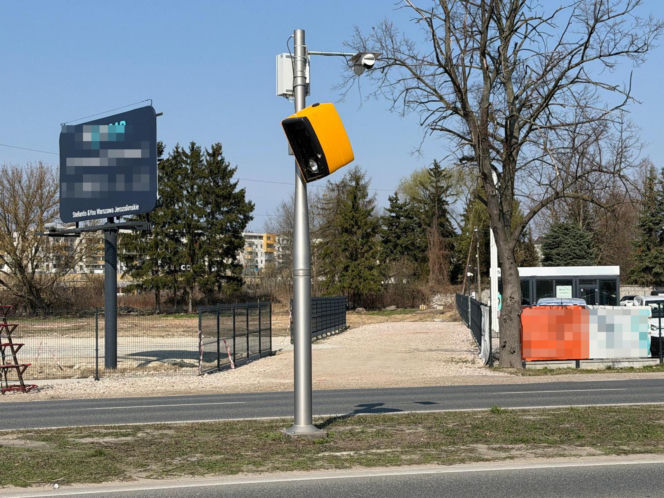 130 tys. zł na naprawy fotoradaru w Al. Jerozolimskich. Znowu został zniszczony. Monitoring nagrał wandala