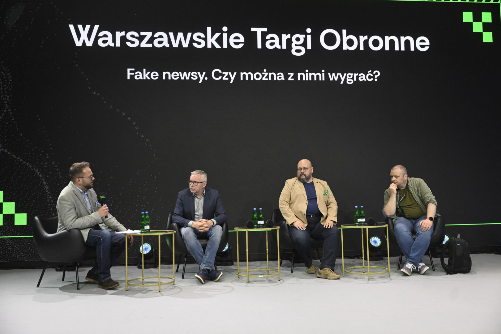 Warszawskie Targi Obronne. Scena Biała. Fake newsy. Czy można z nimi wygrać