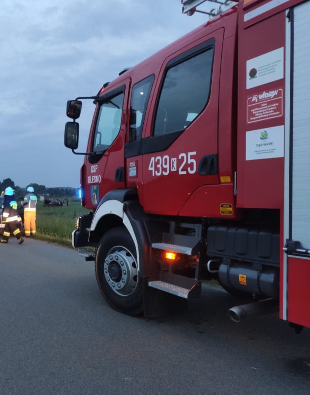 Olesno. 19-letni kierowca dachował w przydrożnym rowie. Całkowicie rozbił seata
