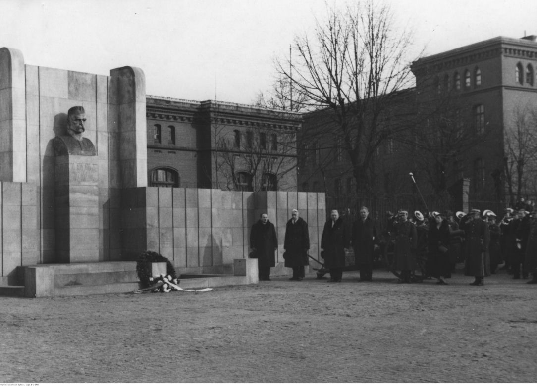 Obchody Święta Niepodległości w Toruniu - Pomnik 10-lecia niepodległości
