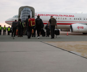 Pierwszy samolot z Polakami na pokładzie już w kraju. To poszkodowani w wypadku autokaru na Węgrzech