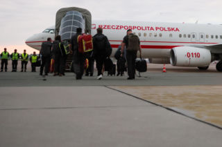 Pierwszy samolot z Polakami na pokładzie już w kraju. To poszkodowani w wypadku autokaru na Węgrzech
