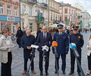 „Szkoły są i będą bezpieczne”. Władze miasta i służby uspokajają rodziców 