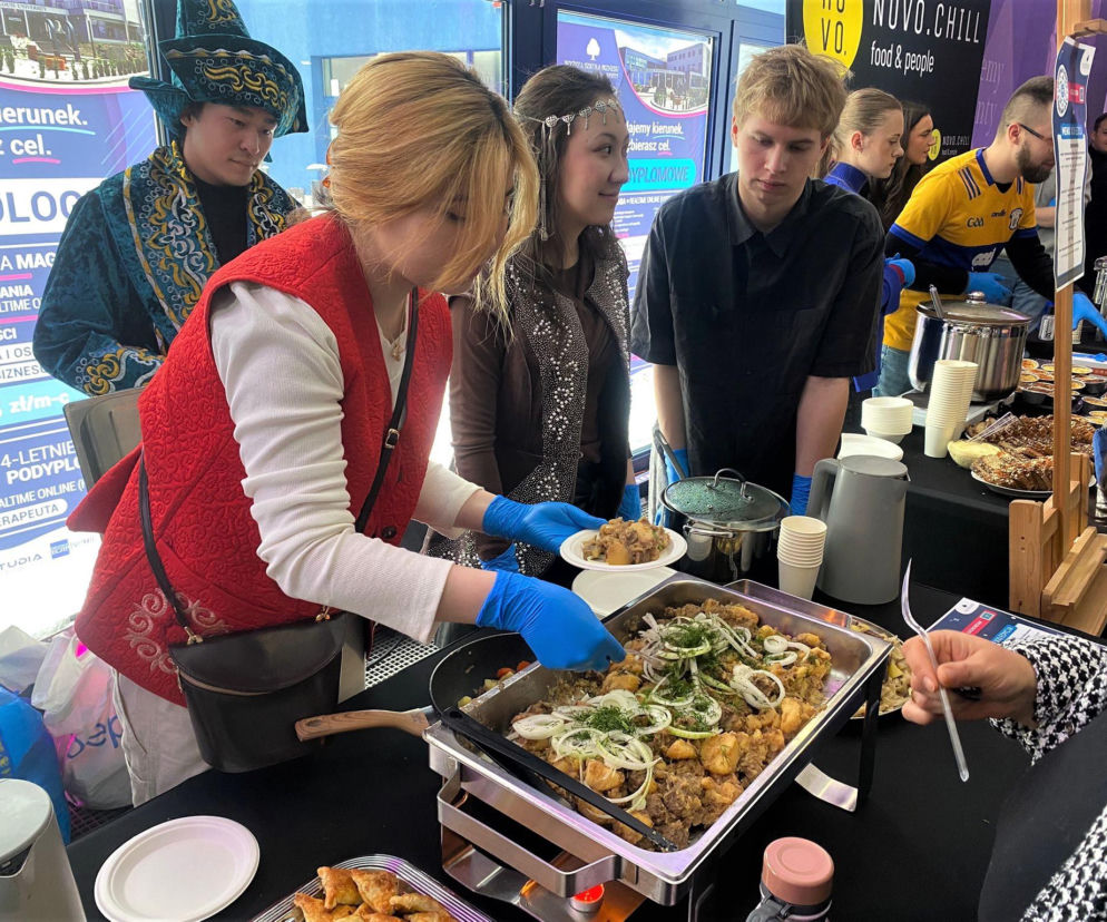 Ale było pysznie!  Studenci WSB NLU po raz kolejny zorganizowali International Cooking Day