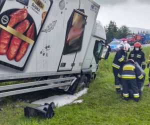 Łososina Dolna. Zderzenie dwóch dostawczaków. Ciężarówka chciała je minąć i skończyła w rowie