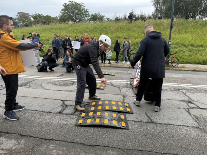 "Cichy marsz" w Krakowie po tragicznym wypadku. Zginęło młode małżeństwo