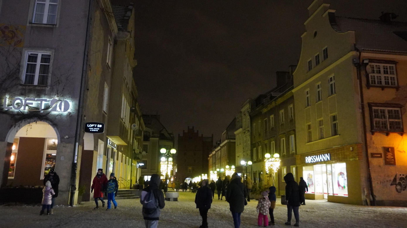 Świąteczne iluminacje w Olsztynie zachwycają. Prawdziwą „gwiazdą” jest choinka na starówce [ZDJĘCIA]
