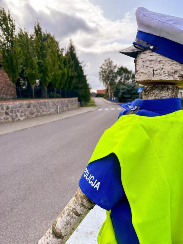 Policjant "drewniak" pilnuje porządku przy drodze na Mazurach. Sprawa trafiła na policję