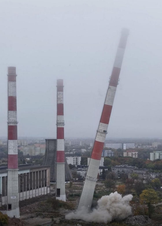 Przez blisko 70 lat były symbolem Łodzi. Trzy kominy EC2 przestały istnieć