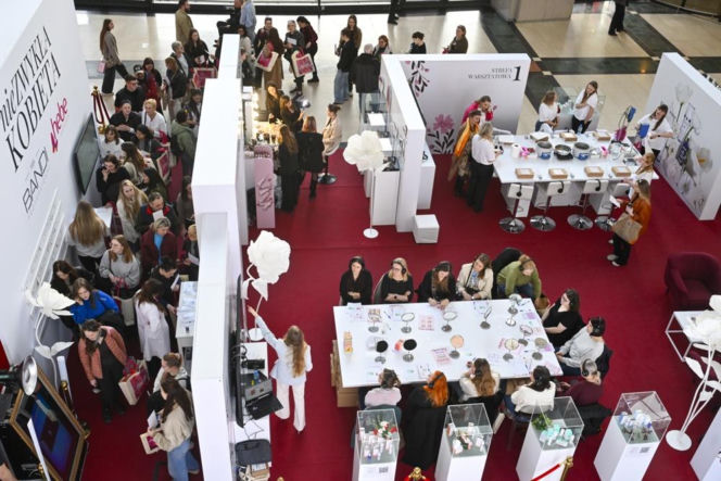 "nieZWYKŁA KOBIETA”