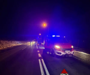 Z ciężarówki urwały się koła i wbiły się w osobówkę. Kierowca ratował się ucieczką do rowu