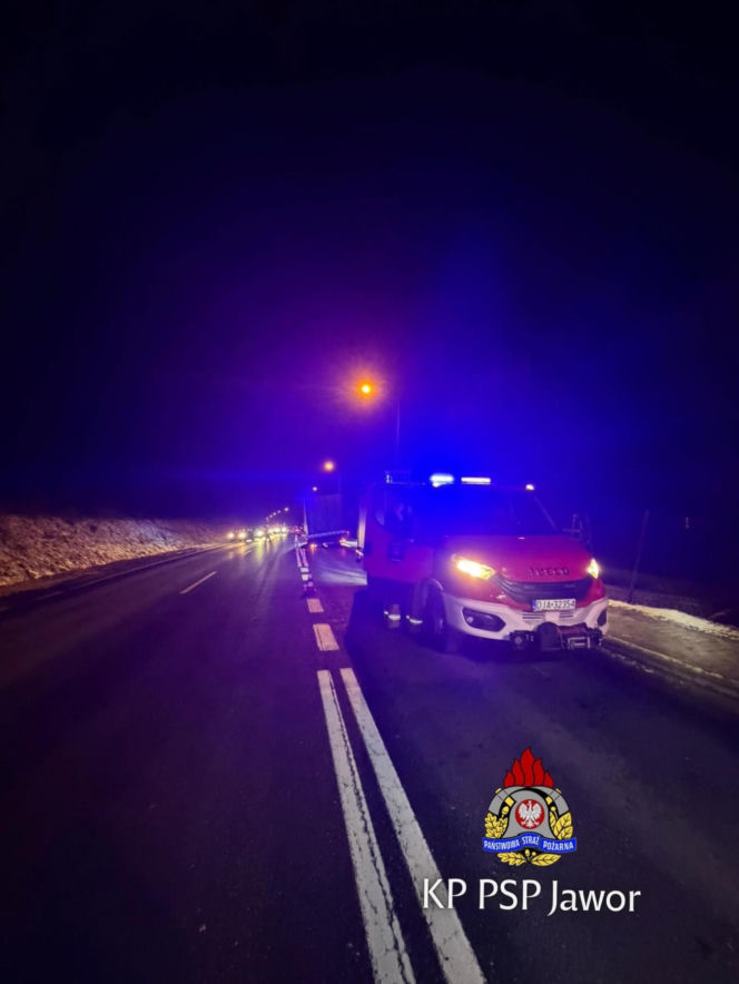 Z ciężarówki urwały się koła i wbiły się w osobówkę. Kierowca ratował się ucieczką do rowu