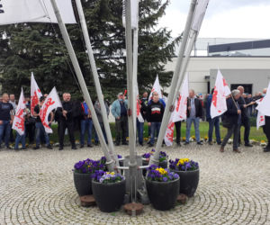 Pikieta w MAN-ie. Związkowa Solidarność w MAN BUS nadal protestuje!