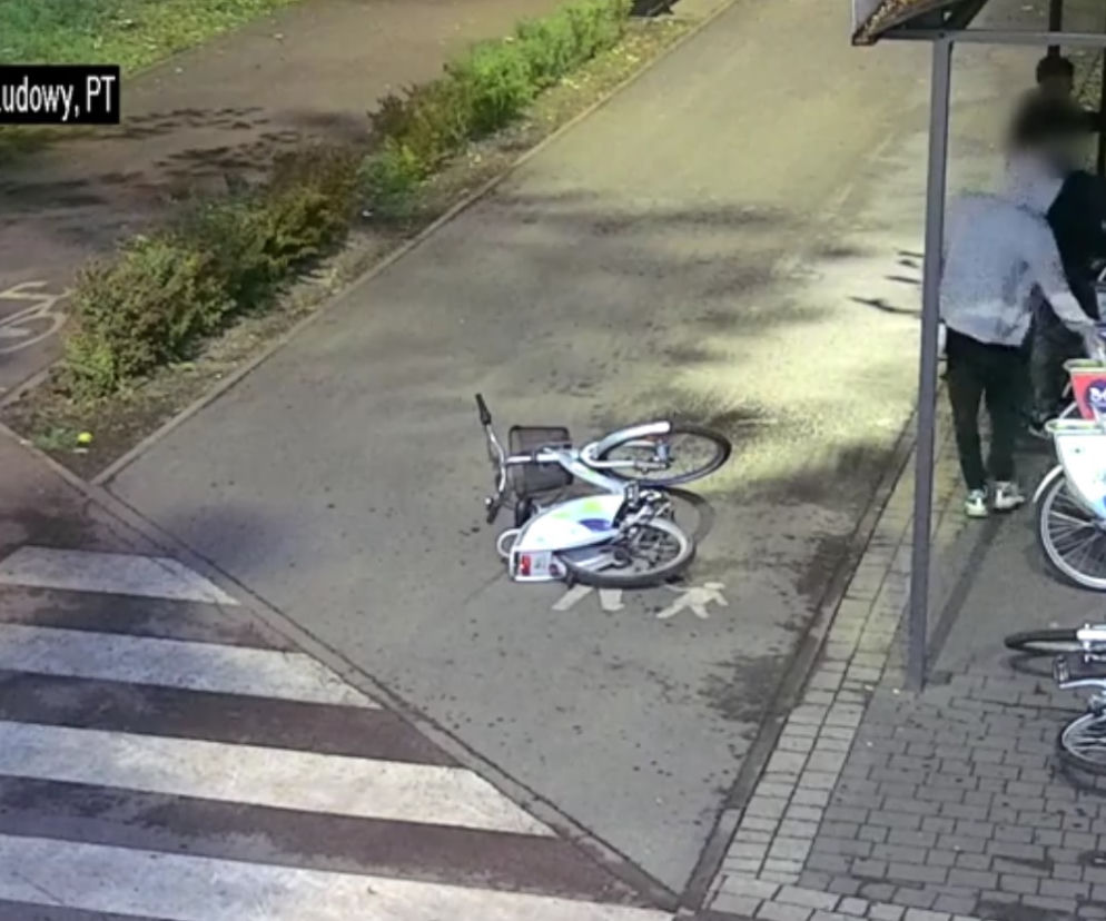 Tak się bawi młodzież w Sosnowcu. O 4 nad ranem zdewastowali rowery miejskie. Trzej muszkieterowie na (nie)swoich rumakach [WIDEO]