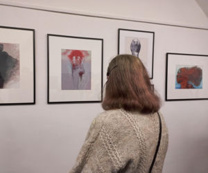 Wystawa słynnego malarza bez obrazów. Beksiński Nieoczywisty. Wystawa Fotografii i Grafik w MBWA w Lesznie