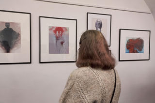 Wystawa słynnego malarza bez obrazów. Beksiński Nieoczywisty. Wystawa Fotografii i Grafik w MBWA w Lesznie