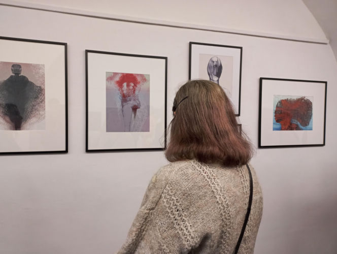 Wystawa słynnego malarza bez obrazów. "Beksiński Nieoczywisty. Wystawa Fotografii i Grafik" w MBWA w Lesznie