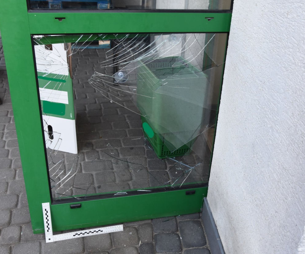 Sanok: Wybił szybę w drzwiach i groził kobiecie. Grozi mu 5 lat! 