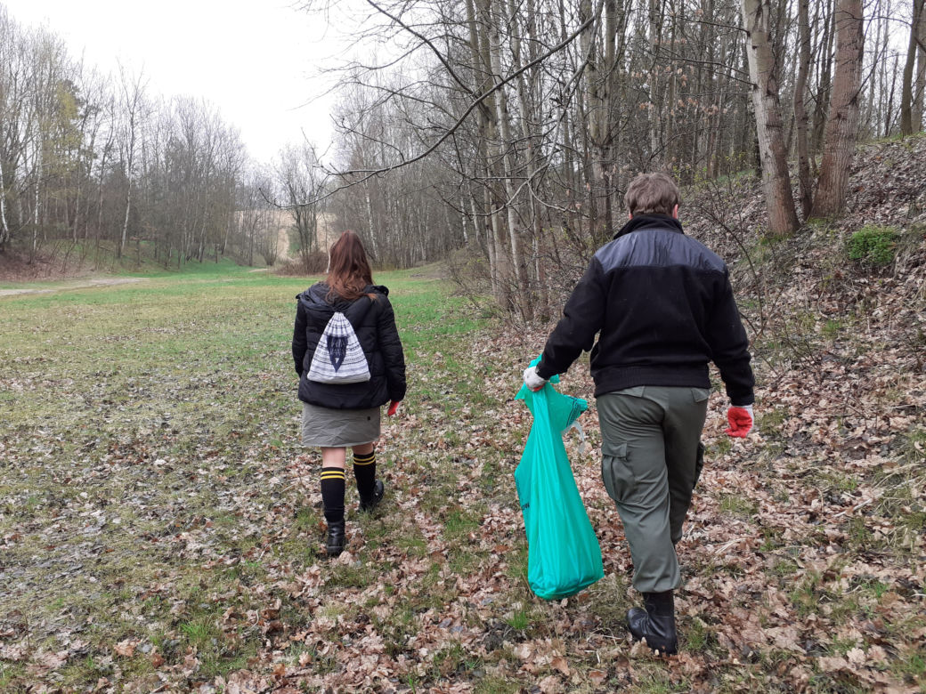 Czuwam dla Ziemi - akcja sprzątania uroczyska Sekuła przez harcerzy w Siedlcach 22.04.2021