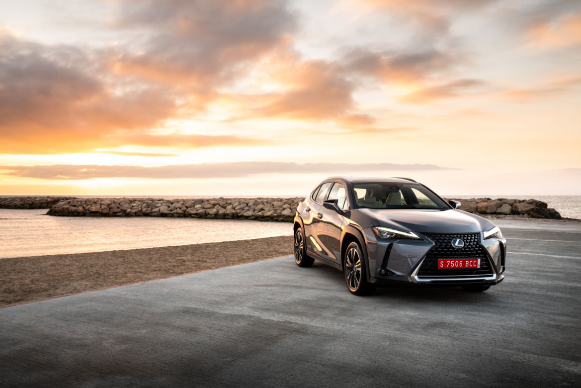 Lexus UX 250h E-Four Omotenashi
