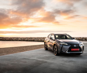 Lexus UX 250h E-Four Omotenashi