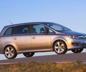 Minister edukacji Joanna Kluzik-Rostkowska - Opel Zafira 2009