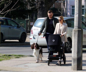 Babcia pracuje, dzieci spacerują