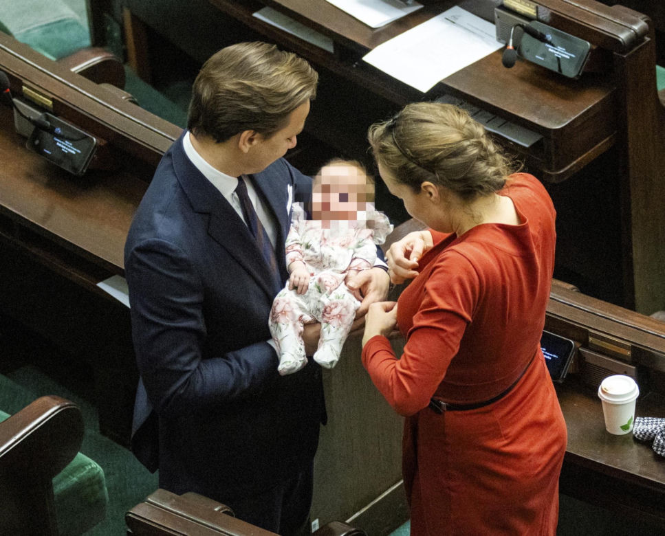 Krzysztof Bosak z żoną Kariną i dzieckiem w Sejmie