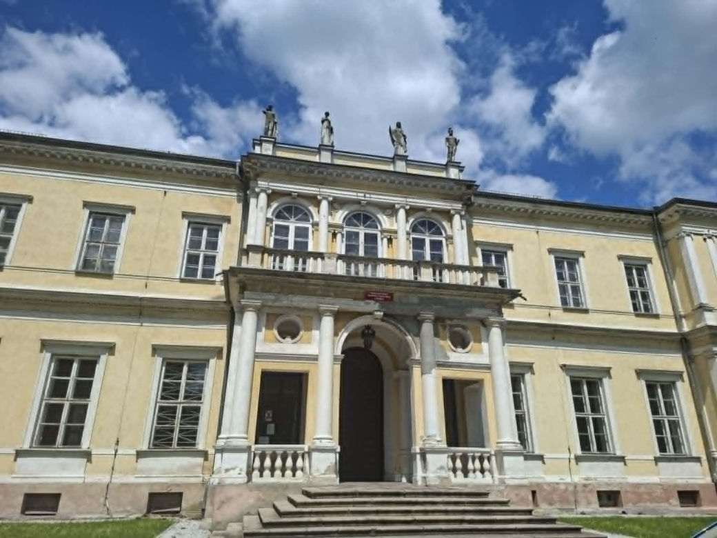 Rezydencja nie powstała bowiem jako zwykły dom mieszkalny. Miała być gigantycznym skarbcem dla Biblioteki Ordynacji Myszkowskiej