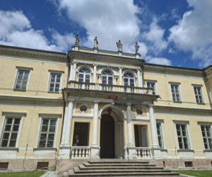 Rezydencja nie powstała bowiem jako zwykły dom mieszkalny. Miała być gigantycznym skarbcem dla Biblioteki Ordynacji Myszkowskiej