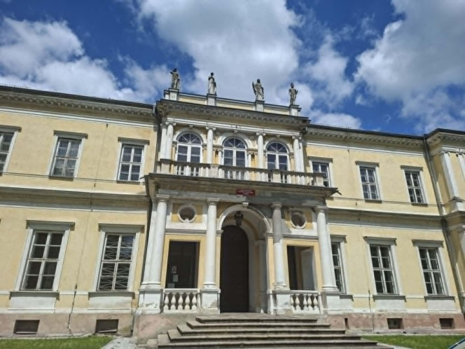 Rezydencja nie powstała bowiem jako zwykły dom mieszkalny. Miała być gigantycznym skarbcem dla Biblioteki Ordynacji Myszkowskiej
