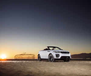 Dzieczyna Bonda Naomie Harris pozuje z Range Roverem Evoque kabrio