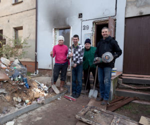 Sąsiedzi pomnagają nam odbudować dom