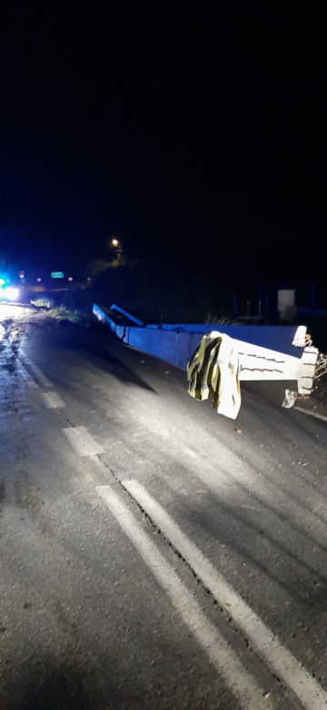 Betonowe przęsło mostu spadło z ciężarówki