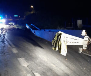 Betonowe przęsło mostu spadło z ciężarówki