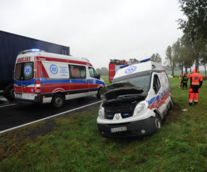 Wypadek karetki pogotowia. Ranny pacjent [ZDJĘCIA]