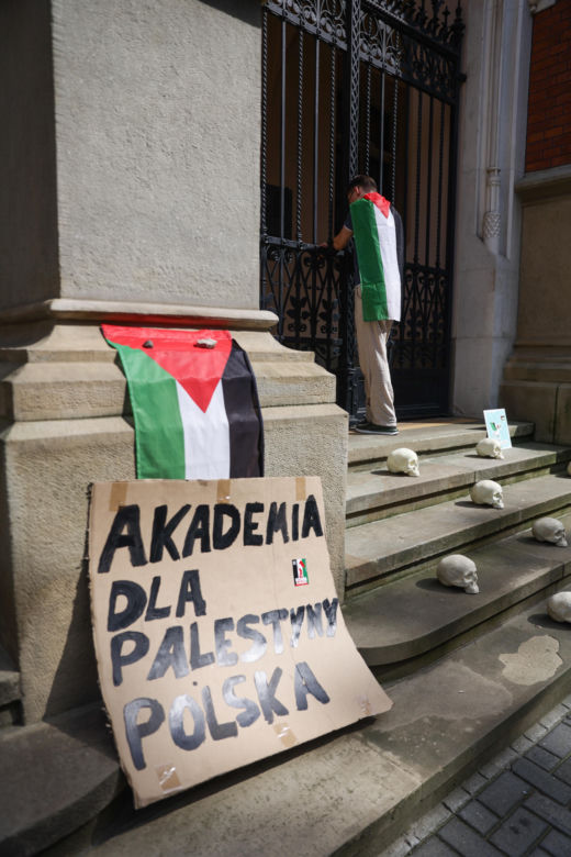 Protest solidarnościowy z Palestyną. Studenci przykuli się do bramy UJ