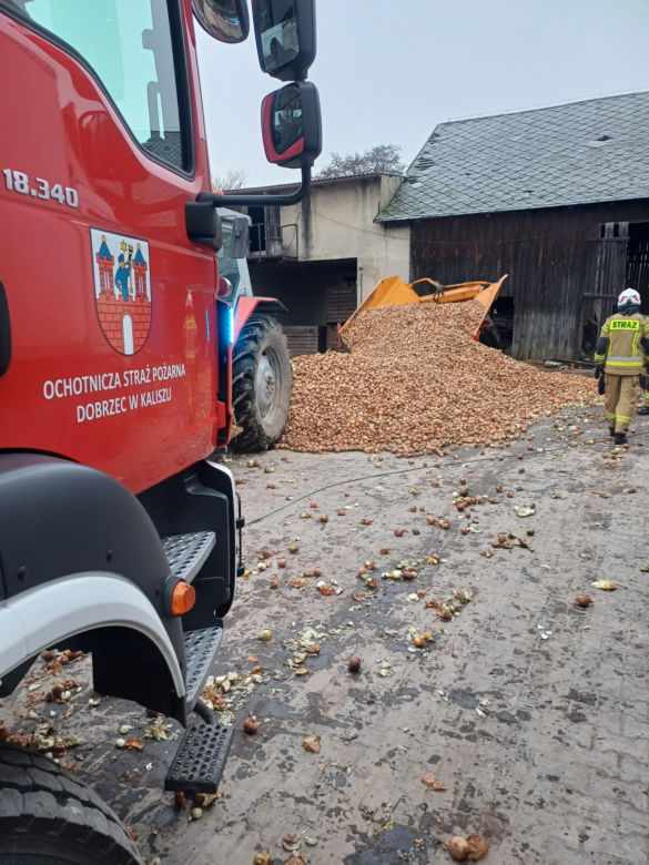 Był przyciśnięty od pasa w dół do ściany