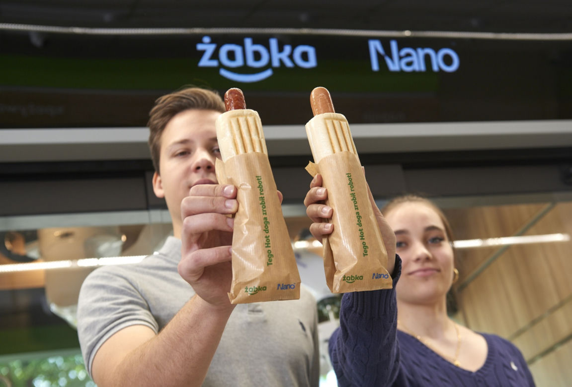 Robot robi hot-dogi w Żabce