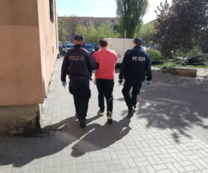 Wypadł z narkotykami z ostatniego piętra