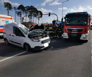 Samochód dostawczy zderzył się z koparką. Jedna osoba trafiła do szpitala