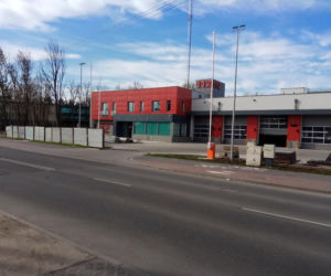 Legionowscy strażacy pokazują swoją nową remizę