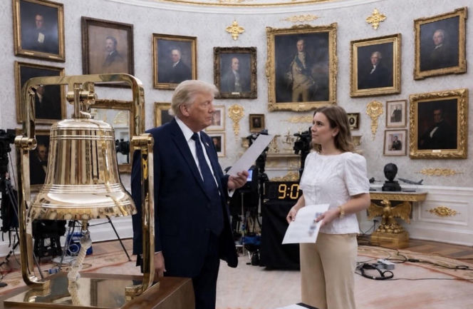 Trump obsypuje młode asystentki pieniędzmi! "Na Święta"